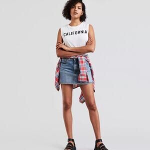 NWT Levi's Deconstructed Jean Mini Skirt in Country House Light Wash Size‎ 32